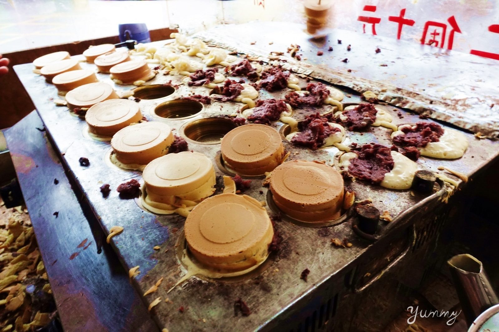 台北車站銅板美食「2個10元紅豆餅」老爺爺手工製作的古早味小吃~台北車站必吃！