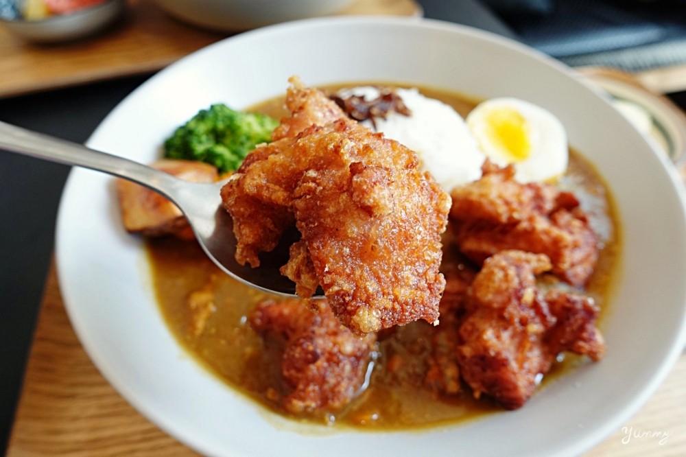 台北車站美食推薦「羅本家咖哩」台北人氣咖哩飯～美味日式咖哩醬配上唐揚炸雞，邪惡排隊美食超欠吃！