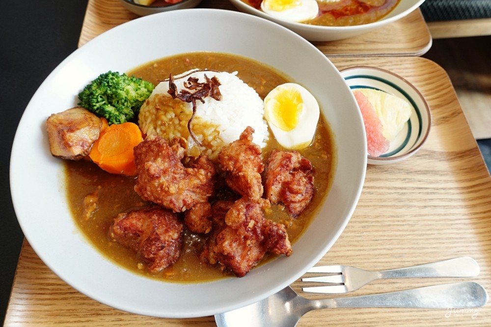 台北車站美食推薦「羅本家咖哩」台北人氣咖哩飯～美味日式咖哩醬配上唐揚炸雞，邪惡排隊美食超欠吃！