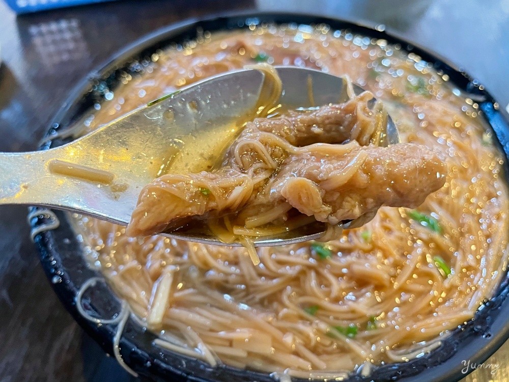 台北大安區美食推薦「樂業麵線」六張犁知名好吃麵線，鮮美大蚵仔、香滷大腸、手工自製肉羹，每口都能吃到滿滿的料！