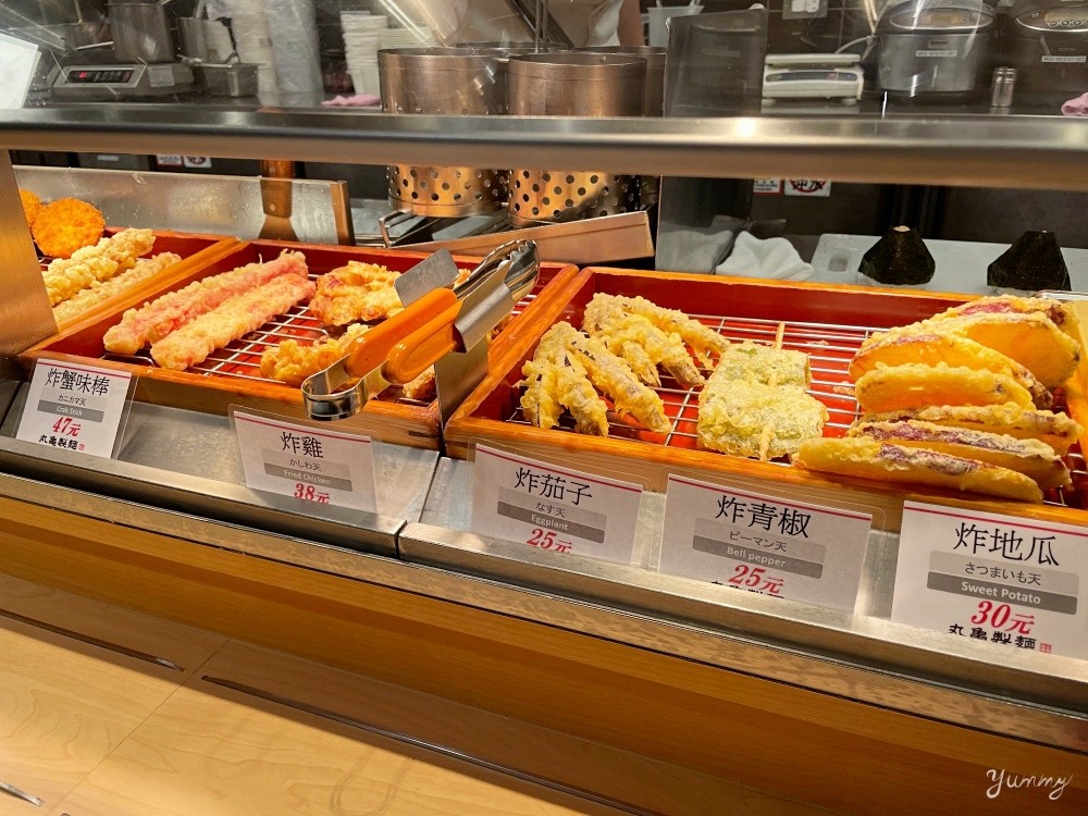 台北車站美食推薦「丸龜製麵」日本讚岐烏龍麵季節新品，拿坡里蛋拌烏龍麵，烏龍麵現點現做美味滑Q！