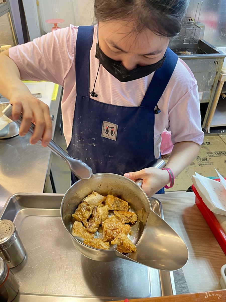台北大安區推薦「桔子醬味雞排」六張犁美食必吃，獨家秘製的桔醬沾上邪惡雞排，炸工一流超欠吃！