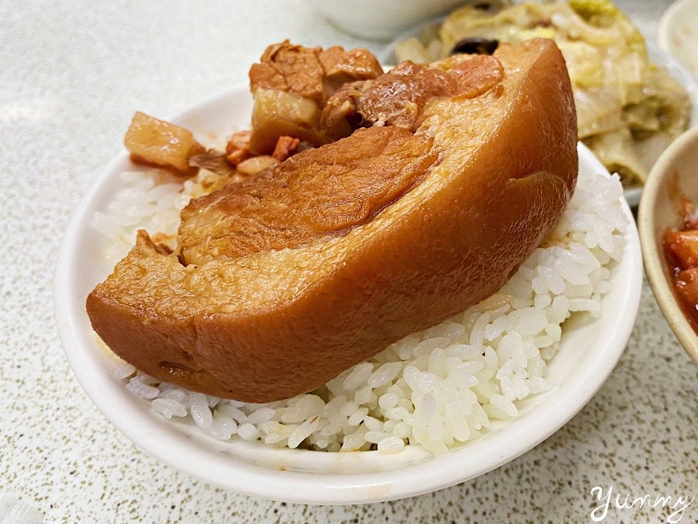 台中北區超人氣平價美食「東興市魯肉義」，宵夜也能吃得到的爌肉飯老店！