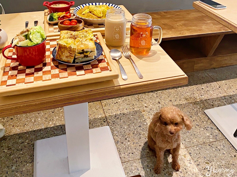 台北松山美食推薦～微風南京巷弄中的早午餐店「阿福號」，不只有好吃的三明治還有可愛的店狗！