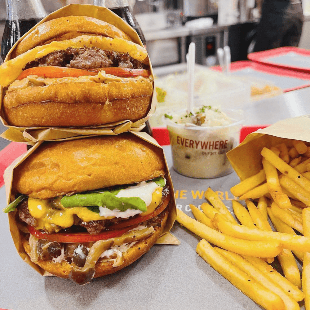 台北大安區美食「Everywhere burger club 漢堡俱樂部」無敵爆料漢堡，料多豐富多汁，每口咬下都超級過癮～