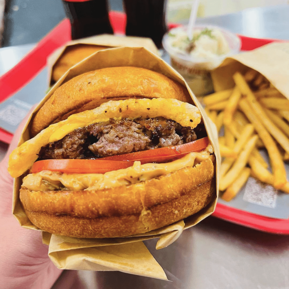 台北大安區美食「Everywhere burger club 漢堡俱樂部」無敵爆料漢堡，料多豐富多汁，每口咬下都超級過癮～