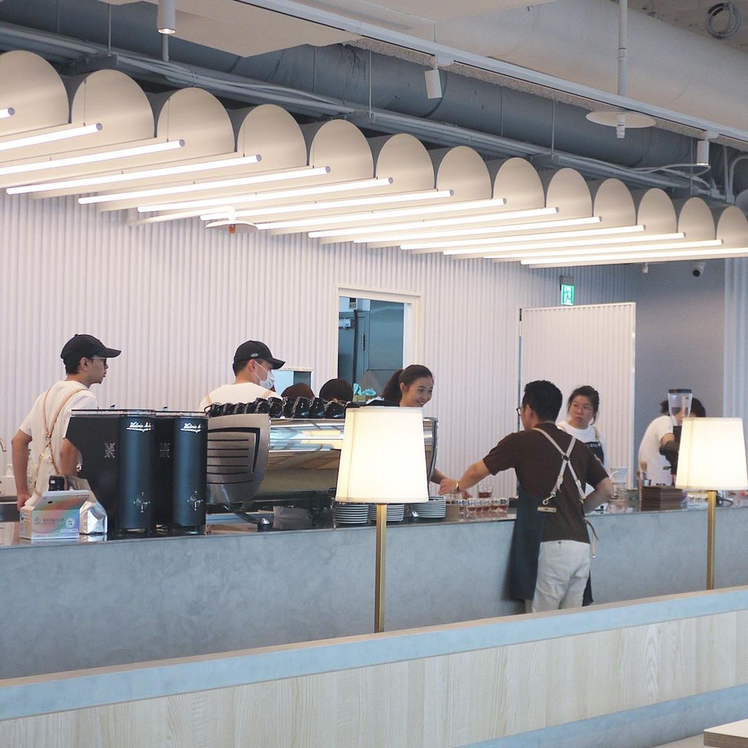 台中必喝咖啡店「REC COFFEE」日本福岡冠軍咖啡首度插旗台灣，在26樓高空景觀下喝一杯咖啡吧！