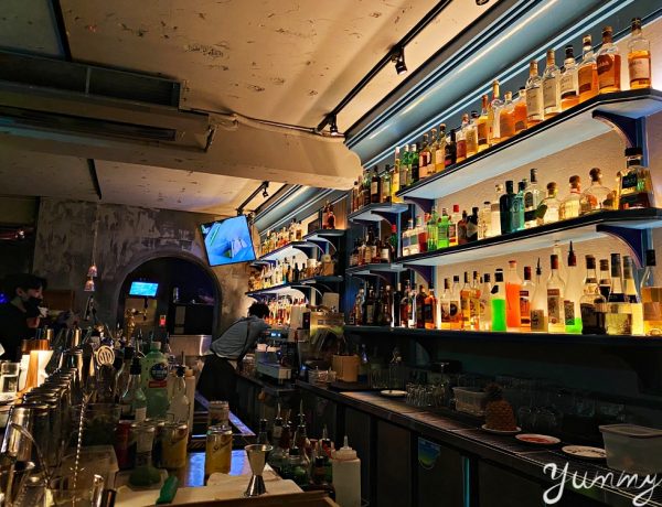 台北松山酒吧推薦～在復古公寓內的「F Gallery by A Train」不僅調酒好喝，餐點也是樣樣都好吃！
