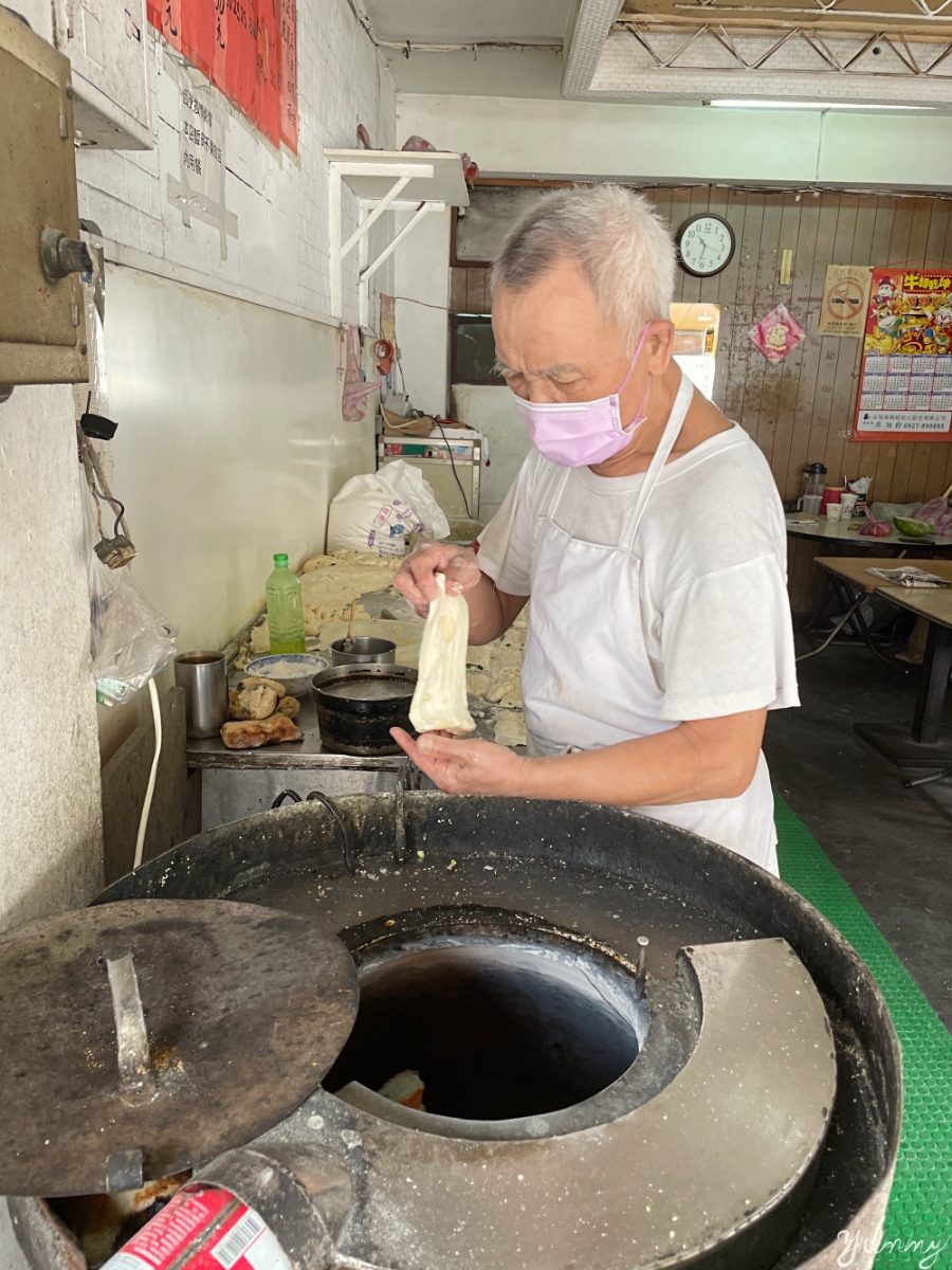 台北信義區早餐推薦「和記豆漿店」台北必吃燒餅知名老店，厚燒餅碳香氣味十足，配上蔥蛋超美味！