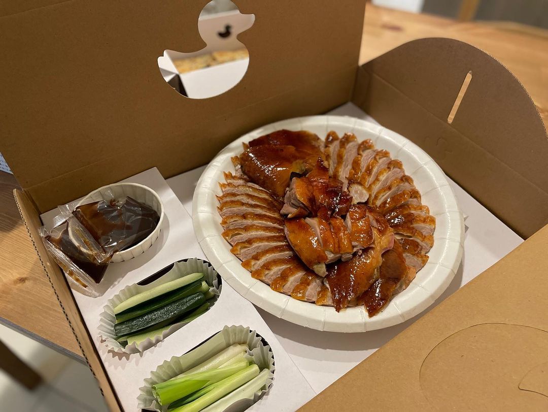 台中西區美食推薦「小鴨片」烤鴨皮脆多汁，防疫美食餐再宅也要吃烤鴨！