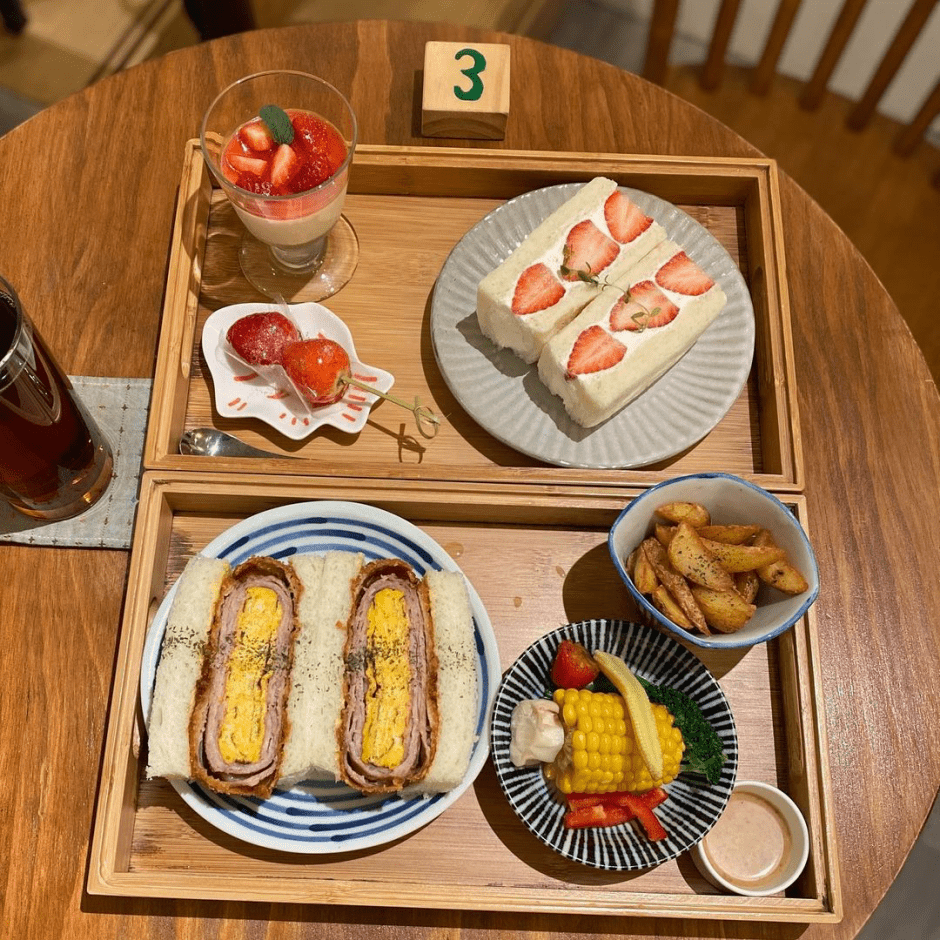 台中早午餐推薦「一人一伴ともだち」超日系輕食，千層豬排玉子燒三明治超銷魂～