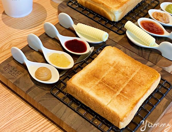台北美食推薦「嵜本高級生吐司專門店」從日本紅到台灣的高級生吐司淋上果醬簡直絕配！