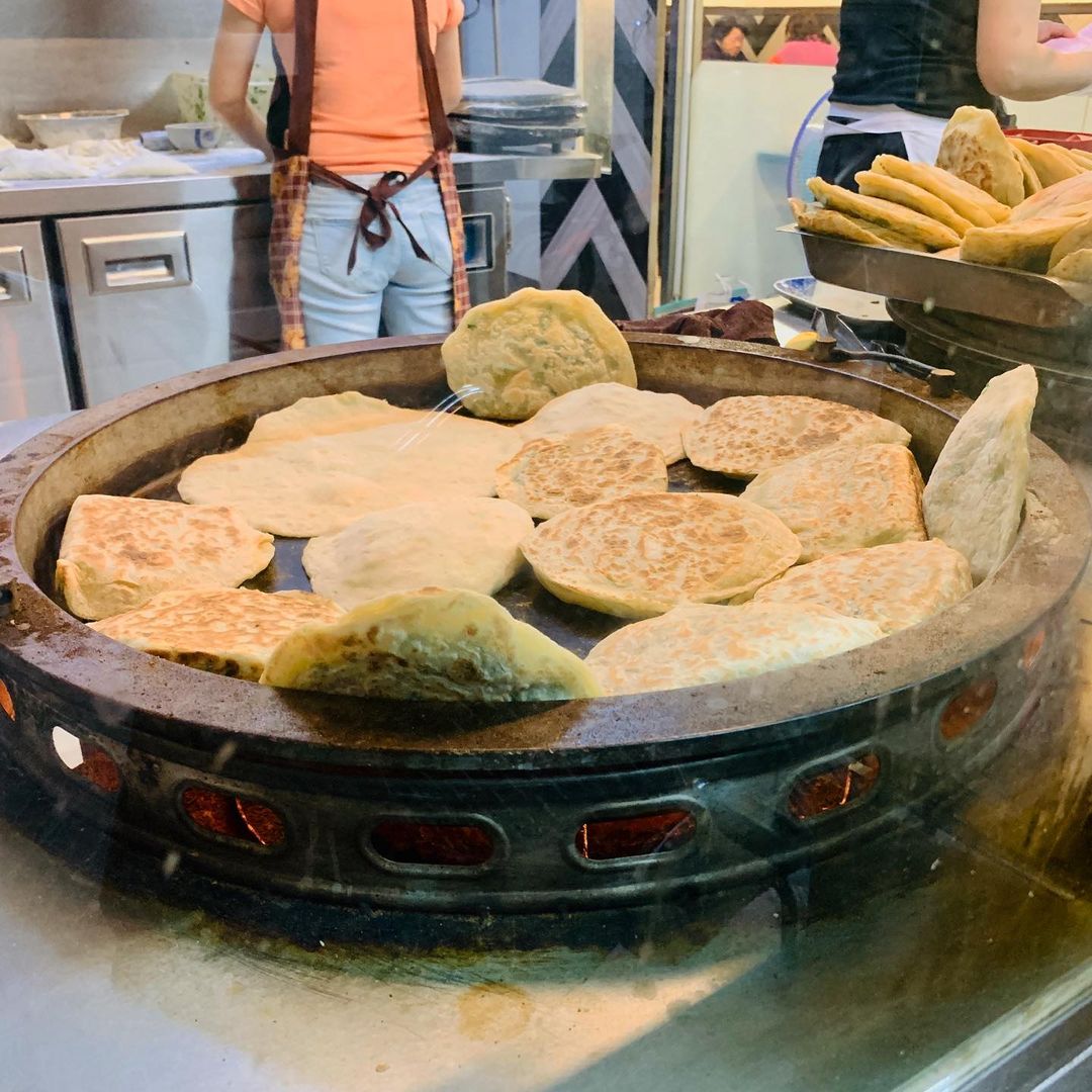 東區美食「江蘇菜盒店」台北人氣美味烙餅，必吃銅板美食，皮薄餡多不油膩！