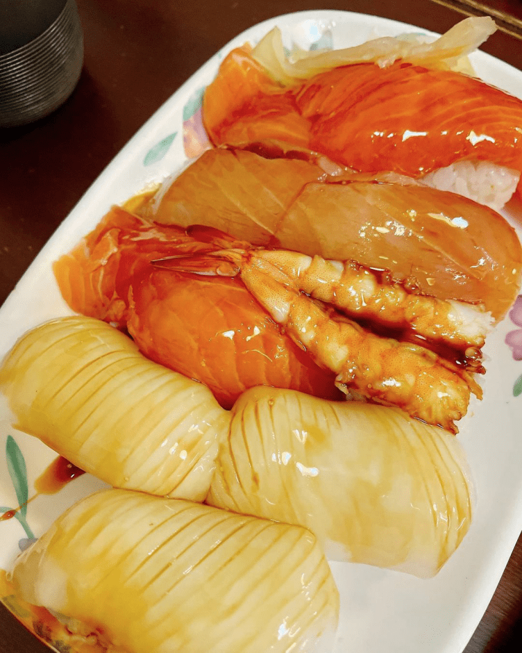 台北萬華區美食「三味食堂」超鮮甜巨無霸鮭魚肚、握壽司！顛覆你對吃生魚片的想像～