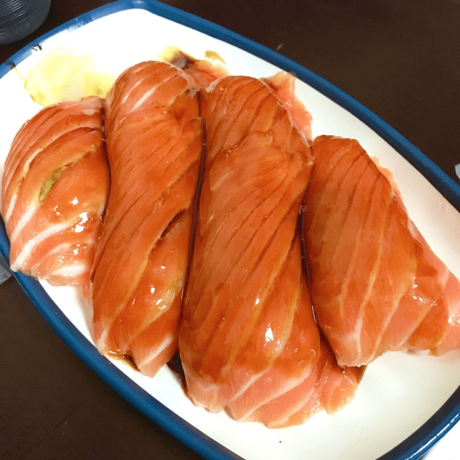 台北萬華區美食「三味食堂」超鮮甜巨無霸鮭魚肚、握壽司！顛覆你對吃生魚片的想像～