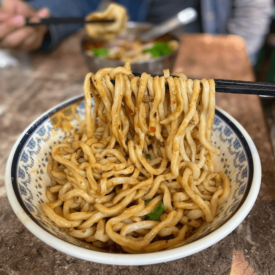 台北西門町美食｜元之寶拉麵湯餃館｜人氣小吃店～手打拉麵Q勁十足 花干滷味超推！