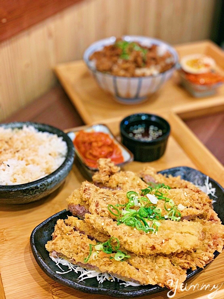 彰化市平價丼飯專賣店「小松丼丼」免費紅茶、味噌湯無限暢飲，臨近建國科大