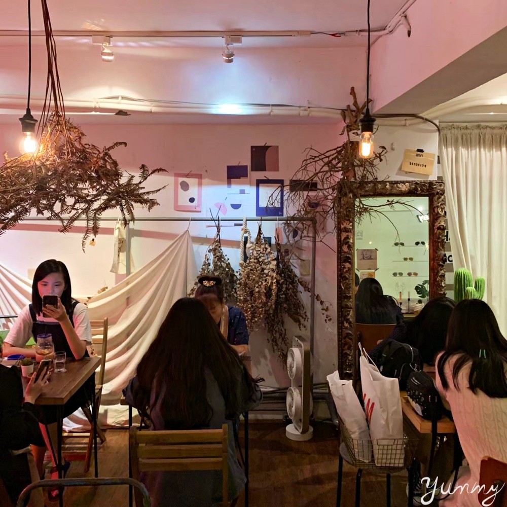 西門町咖啡廳推薦「妳有咖啡」電影街內的隱藏小店，還是寵物友善咖啡廳哦！