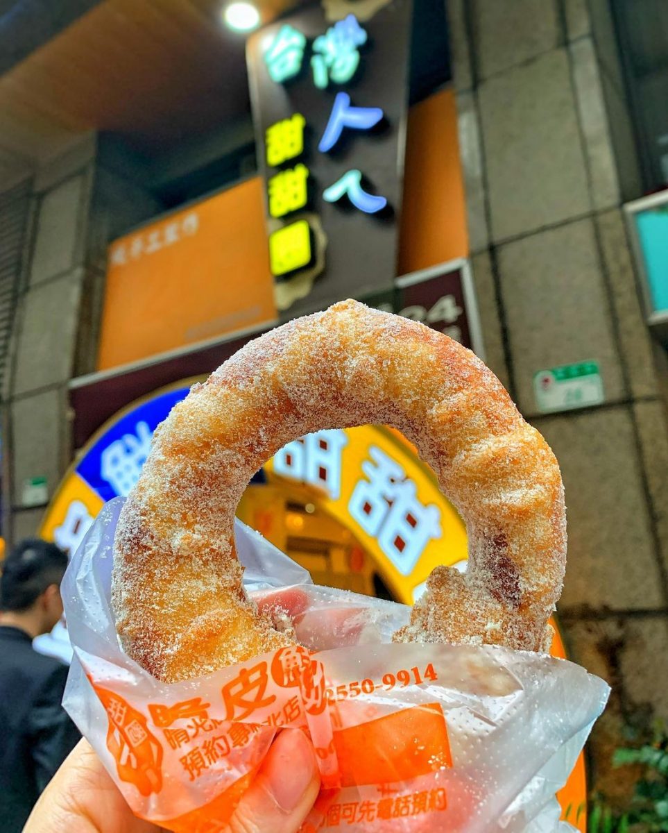 台灣人ㄟ脆皮鮮奶甜甜圈｜晴光市場必吃銅板美食，一個25元，近捷運中山國小站！