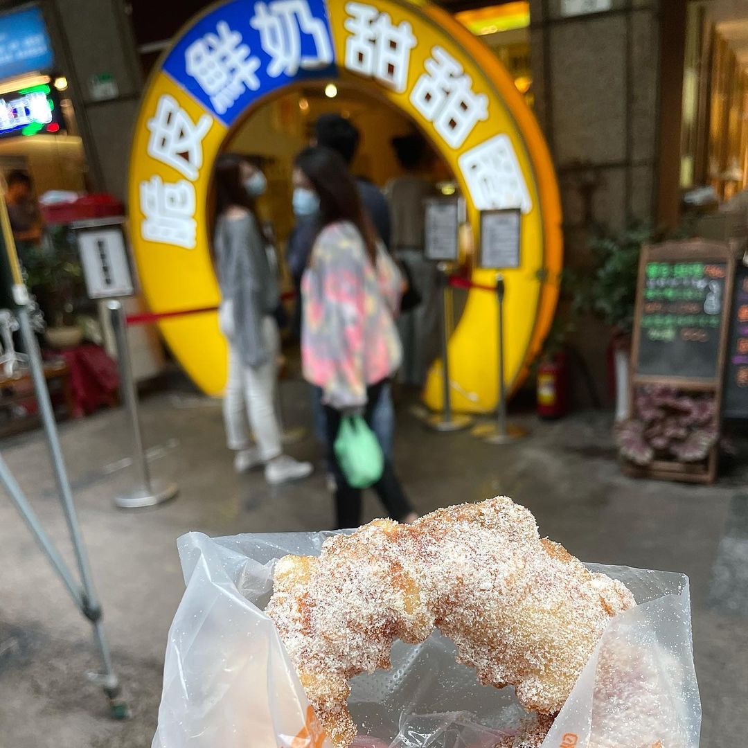 台灣人ㄟ脆皮鮮奶甜甜圈｜晴光市場必吃銅板美食，一個25元，近捷運中山國小站！